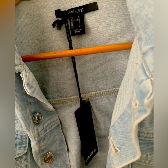 Cropped light wash denim jacket - Picture 2 of 3